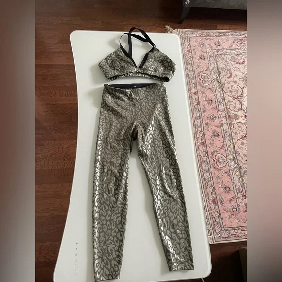 Heroine Sport workout/athletic set sport bra and leggings - Picture 3 of 7